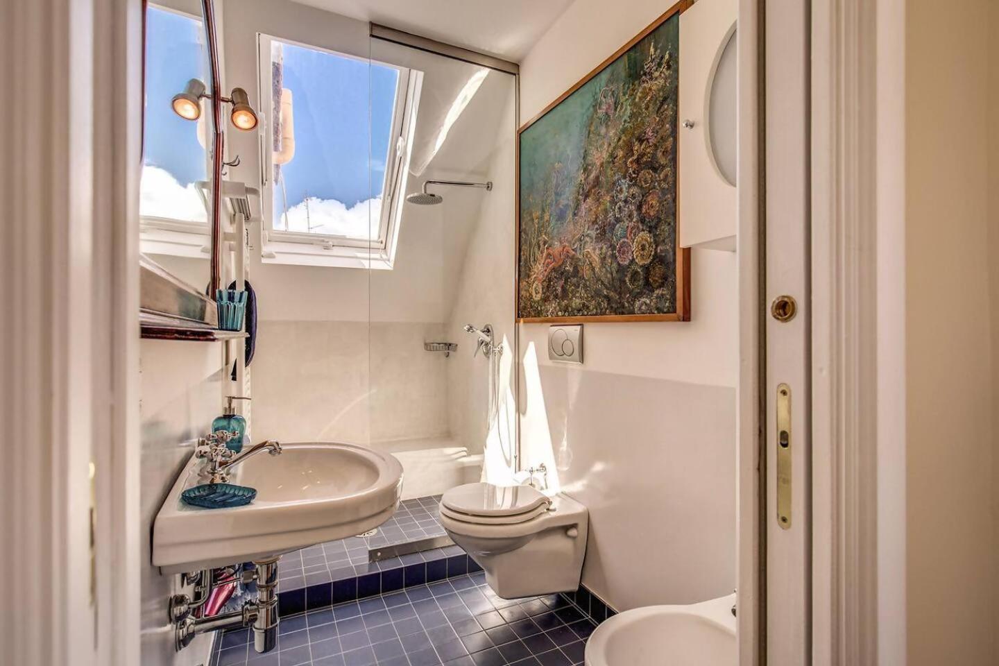 Attic With Terrace Overlooking St Peters Basilica * Rom
