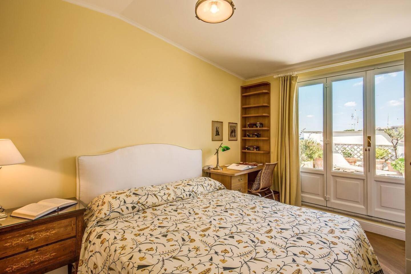 Attic With Terrace Overlooking St Peters Basilica * Rom